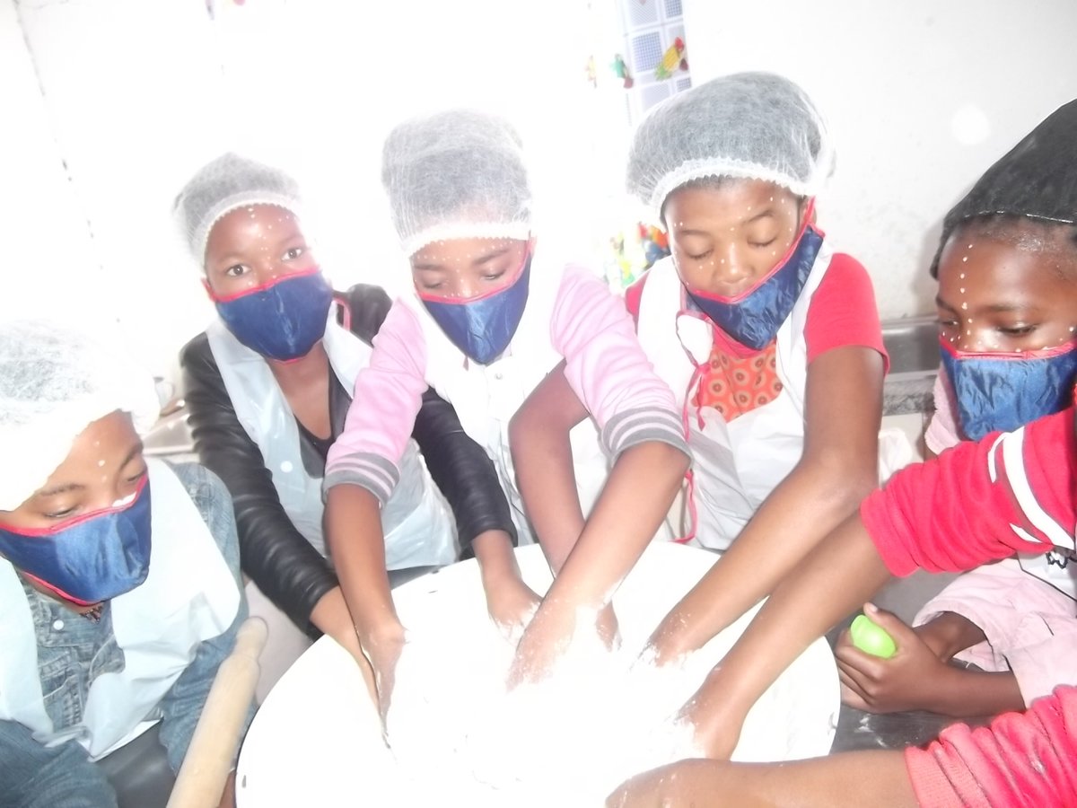 TWYSTFoundation's tweet photo. #ThrowbackThursday to Monday, after the Debate session, we went to the kitchen and learnt how to bake 😋 #MasterBakeClass #ProtectAGirlChild #EmpowerAGirlChild https://t.co/zhh0EK7g2H