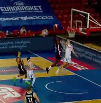 AlepH_FR's tweet photo. Oooouuuuf.
Le tomar de Ndjock
#FIBAU20Europe #BULFRA https://t.co/4aPdQTplpo