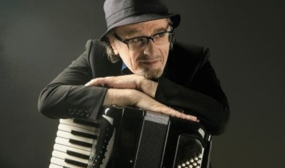 Domani a Urbino AVVENNE A NAPOLI con Eduardo De Crescenzo e Julian Oliver Mazzariello: un concerto per raccontare il miracolo creato da musicisti e poeti quando, intrecciando i talenti, la canzone si fece arte.
Alle 21 in Piazza Rinascimento, prenotazioni: bit.ly/3BqPY1S