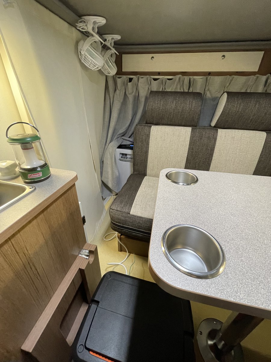 indy108_camper's tweet photo. ポータブル電源でクレクール3を稼働中…3時間程度は使用できるかな?
#軽キャンピングカー #indy108 #indy727 #東和モータス https://t.co/mYmAtwXf85