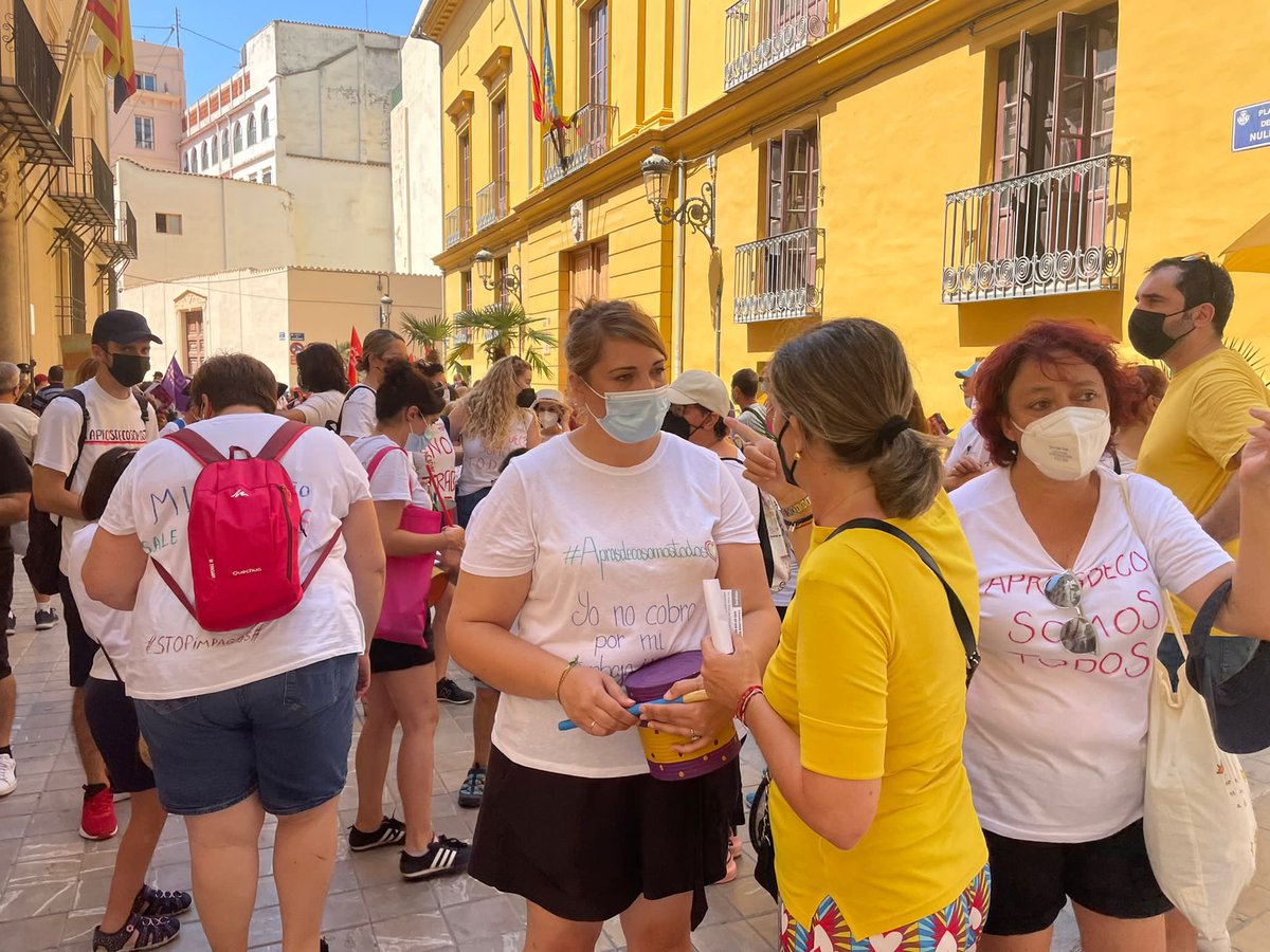 Hoy de nuevo, a las puertas del despacho de Oltra, reclamando justicia.
Su incompetencia pone en riesgo el centro de <a href="/aprosdeco_/">APROSDECO</a> , de personas con discapacidad en #Denia.
Se les debe 650.000e y afecta a 33 trabajadores y 91 usuarios.
Ellos cobran, pero quien lo necesita no!
