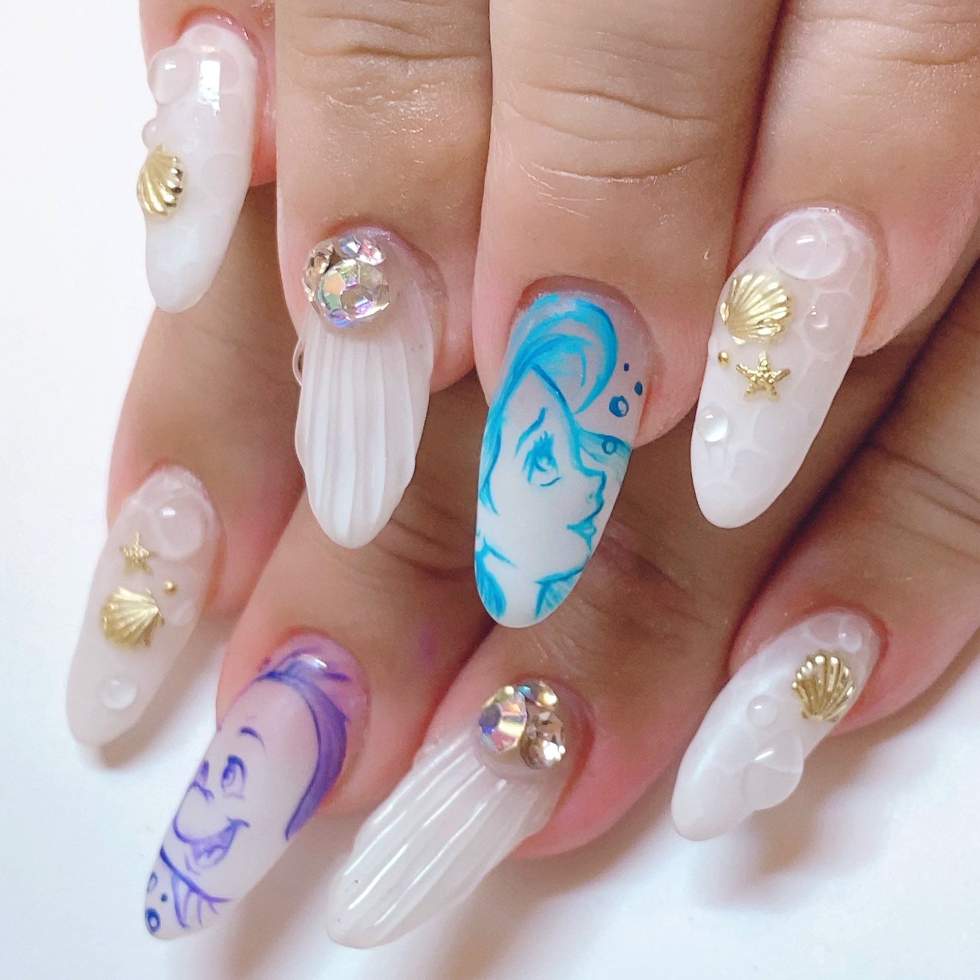 Koririo Nail スタッフのネイル替えました クリアホワイトベースに全体をマットコートにしてすりガラス風のマーメイド ネイルに イラストも白グラデの上に線画のみで描き入れマットコートで仕上げました 夏だね 痛ネイル ディズニーネイル