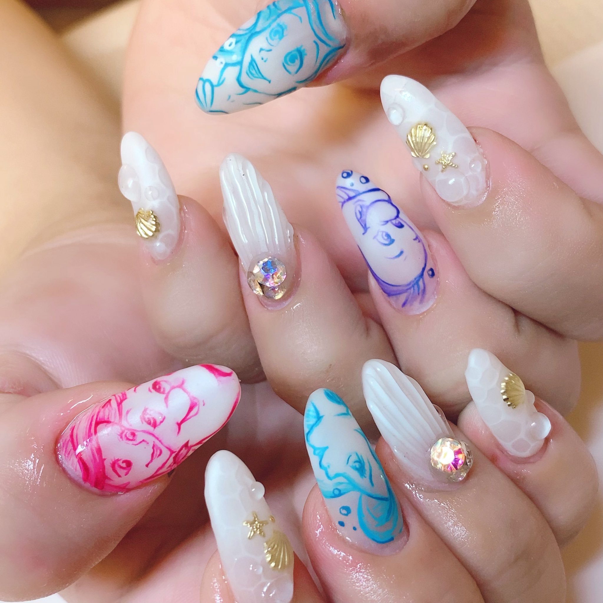 Twitter 上的 Koririo Nail スタッフのネイル替えました クリアホワイトベースに全体をマットコートにしてすりガラス風のマーメイド ネイルに イラストも白グラデの上に線画のみで描き入れマットコートで仕上げました 夏だね 痛ネイル ディズニーネイル