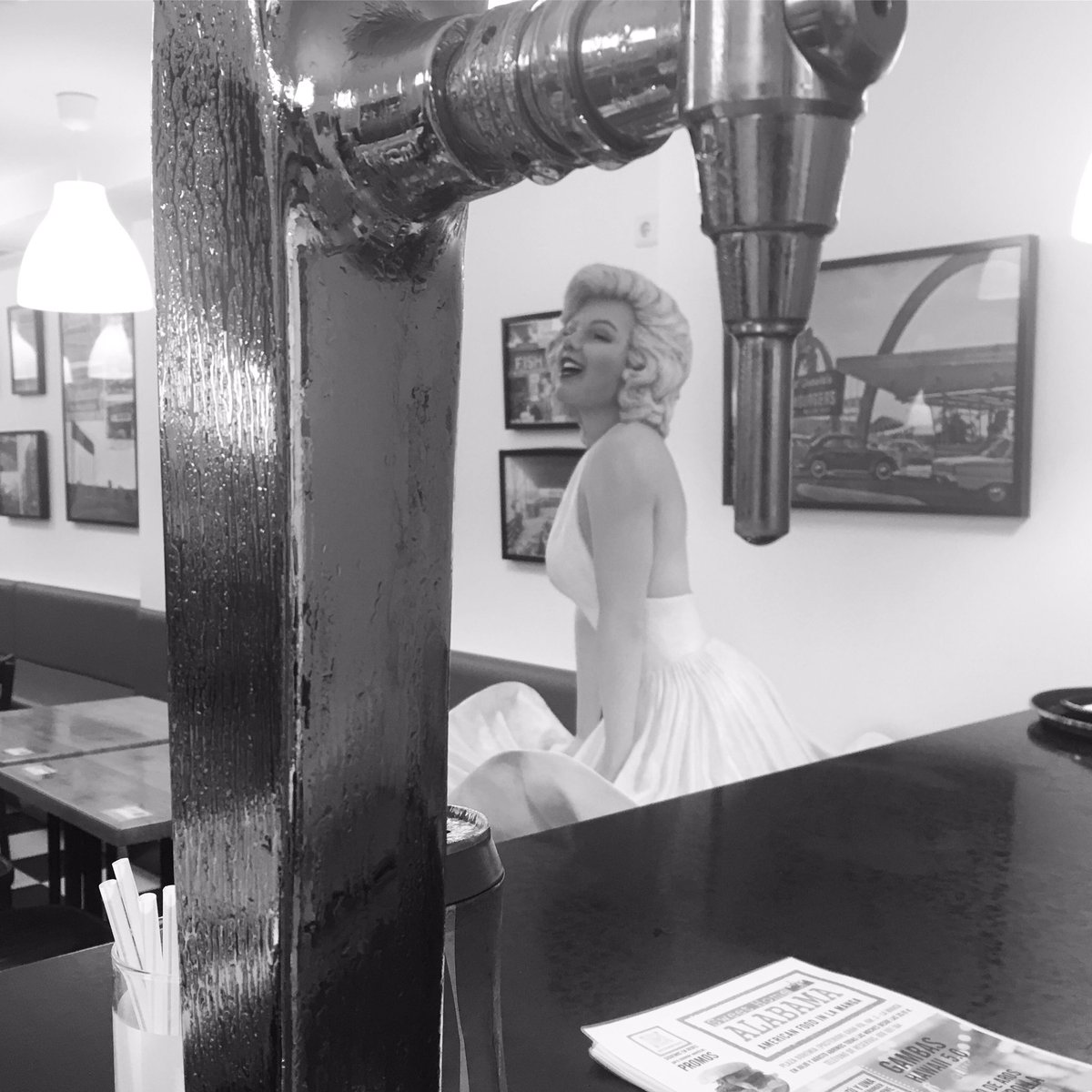 AlabamaLaManga's tweet photo. #Marilyn desde el otro lado ♥️

No te vayas sin hacerte un #selfie con nuestra #MarilynMonroe a tamaño real 😍

Sí, son las medidas exactas de #NormaJeanBaker la estrella de #Hollywood conocida como la #ambiciónrubia 

#normajean #sweethomealabama
#restauranteslamanga #lamanga https://t.co/LzRfTR7vKk