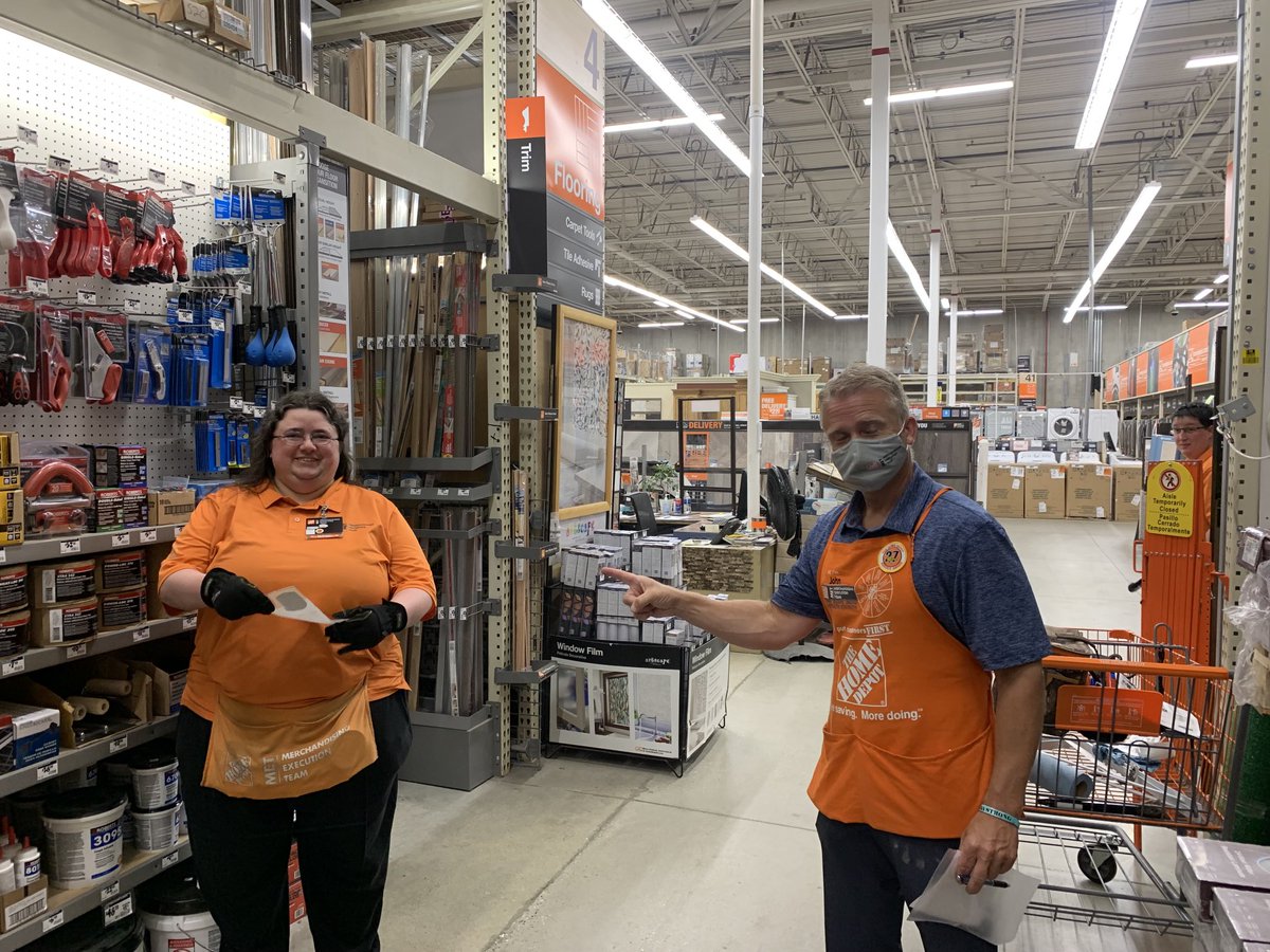 Melissa from team 2407 being recognized by the RDME! Great job Melissa! ⁦<a href="/JPhillipsD176/">Jason Phillips</a>⁩ ⁦<a href="/JCHomeDepot/">John Carr</a>⁩