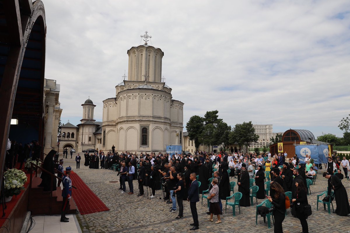 eormmsm's tweet photo. Preafericitul Părinte Daniel, Patriarhul Bisericii Ortodoxe Române a împlinit 70 de ani de viață
#eormmsm #psiustin #pstimoteisatmareanul #pfdaniel #resedintapatriarhala #aniversare #liturghie #tedeum #sarbatoare https://t.co/XO86ZtK0NF