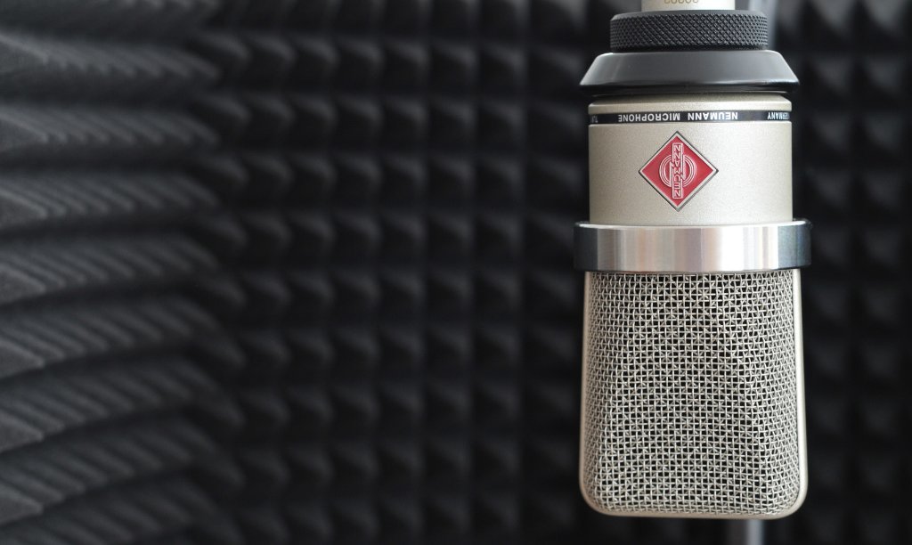 VoiceDistillery's tweet image. Here's a reminder to drink some water! 🥤

Staying hydrated isn't just important on #NationalRefreshmentDay, it's also key to looking after your voice. For more tips on improving your vocal health and hygiene, check out our website: buff.ly/2UYFE05 #voiceover