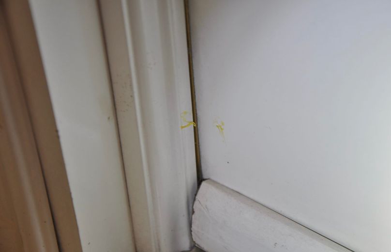 Dentro del programa de seguridad en vacaciones, tanto <a href="/policia/">Policía Nacional</a> como @ALCBDS_Policia hemos detectado marcas en puertas de entrada en domicilios.
SI SE OBSERVAN MARCAS COMO ESTAS, antes de entrar en casa por favor llámanos ☎️ 091 o 092.
GRACIAS.
#SomosParteDeTi