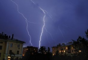 МЧС Петербурга и Ленобласти обещает грозу и сильный ветер в пятницу
topdialog.ru/2021/07/22/mch…