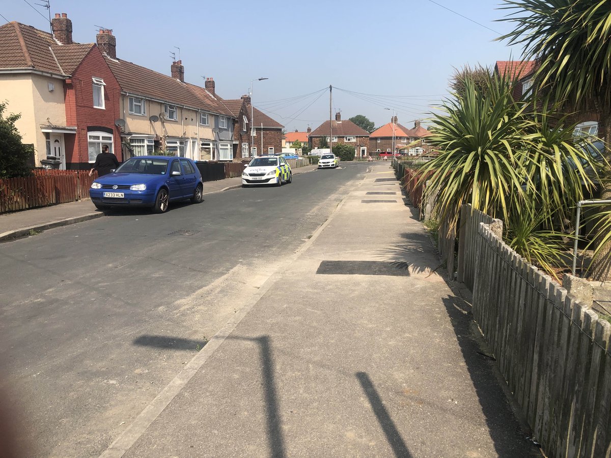 HumberbeatHULL's tweet photo. Officers from #HullNorthNPT and @Hullccnews ASB Team have spent the morning of 8th Avenue and Ellerburn shops speaking with Residents and shoppers about their concerns #YourProblemIsOurProblem #CommunityEngagement #0515 #29 https://t.co/rrEPik5NdY
