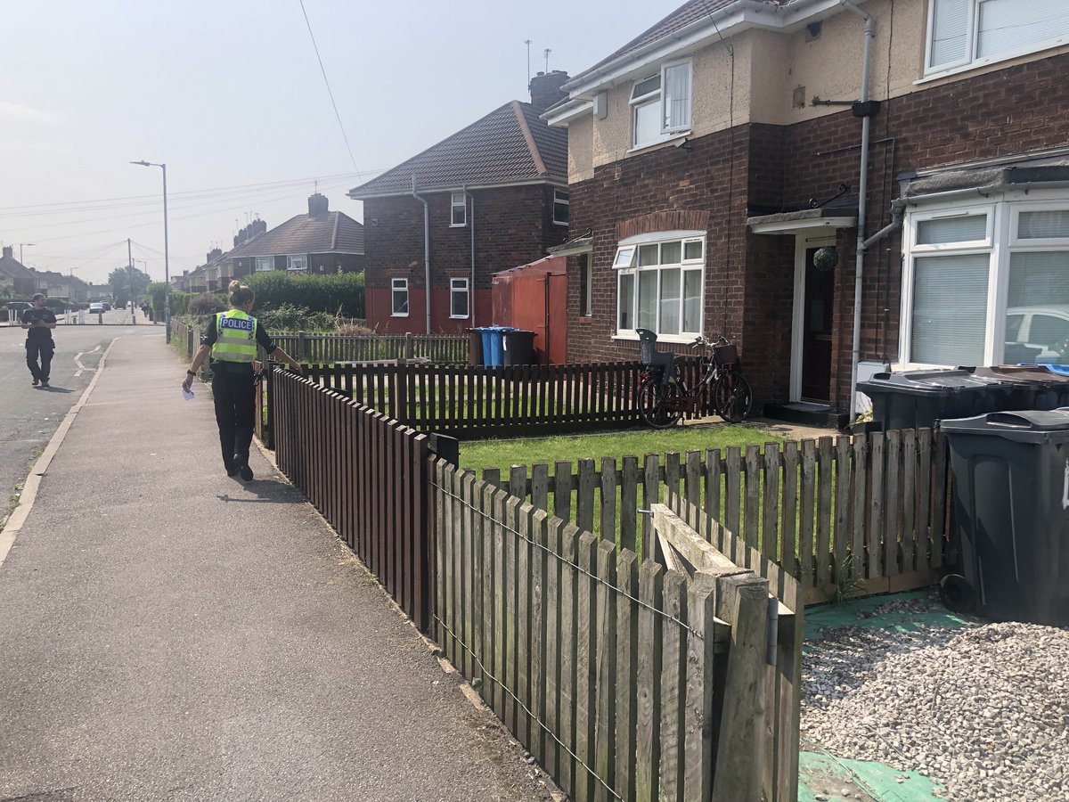 HumberbeatHULL's tweet photo. Officers from #HullNorthNPT and @Hullccnews ASB Team have spent the morning of 8th Avenue and Ellerburn shops speaking with Residents and shoppers about their concerns #YourProblemIsOurProblem #CommunityEngagement #0515 #29 https://t.co/rrEPik5NdY