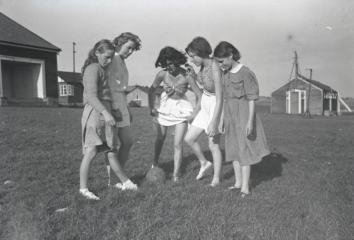 GlamArchives's tweet photo. Ar gyfer ein #GwyliauArchifau wythnos yma edrychwn ar #FfasiwnGwyliau gyda’r llun yma a dynnwyd yng Ngwersyll Merched #Trebefered ym 1948.
For our #ArchiveHoliday this week we are looking at #HolidayFashion with this photograph taken at #Boverton Girls Camp in 1948. https://t.co/AMRUCInTxE