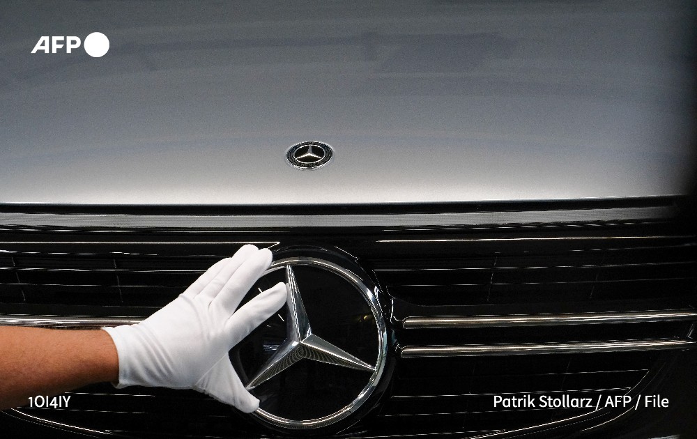 #UPDATE German luxury carmaker Daimler said Thursday it was investing 40 billion euros ($47 billion) in a full shift to electric Mercedes-Benz vehicles by the end of the decade