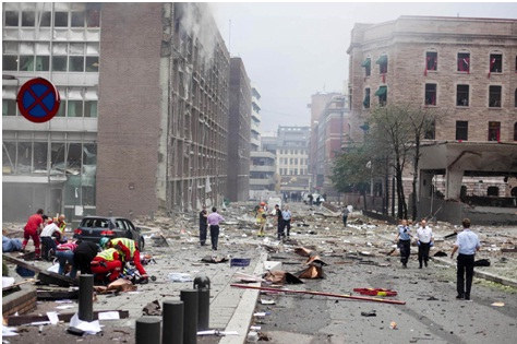 historia_SXX's tweet photo. 22 julio 2011: el terrorista de extrema derecha Behring Breivik detona varias bombas en Oslo y acude a la isla noruega de Utoya, donde dispara y asesina a decenas de adolescentes que disfrutaban de un campamento del partido laborista. En total murieron 77 personas. https://t.co/0JYNXzszQB