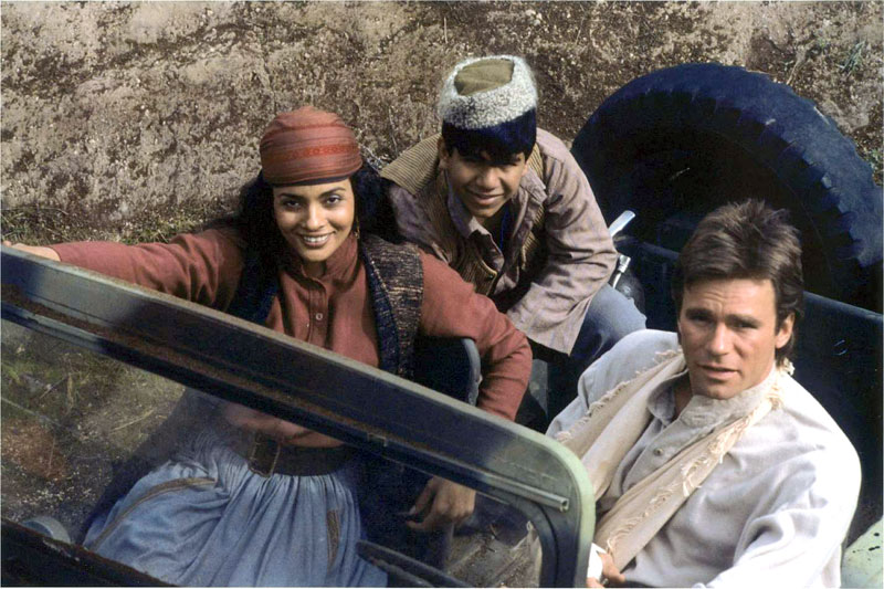 macgyveronline's tweet image. Blast from the Past: BtS of #RichardDeanAnderson with #PersisKhambatta and #AjayNaidu in #MacGyver Episode 1x17 (To Be a Man, 1986)