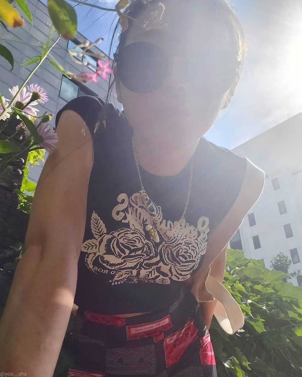 arinchxoi's tweet photo. the weather is so nice~~⛅
let's try to look around!!
guess what i found here? 
there's a mini garden with pretty flowers!! 🌼🌻 https://t.co/qFD8MTKuQJ