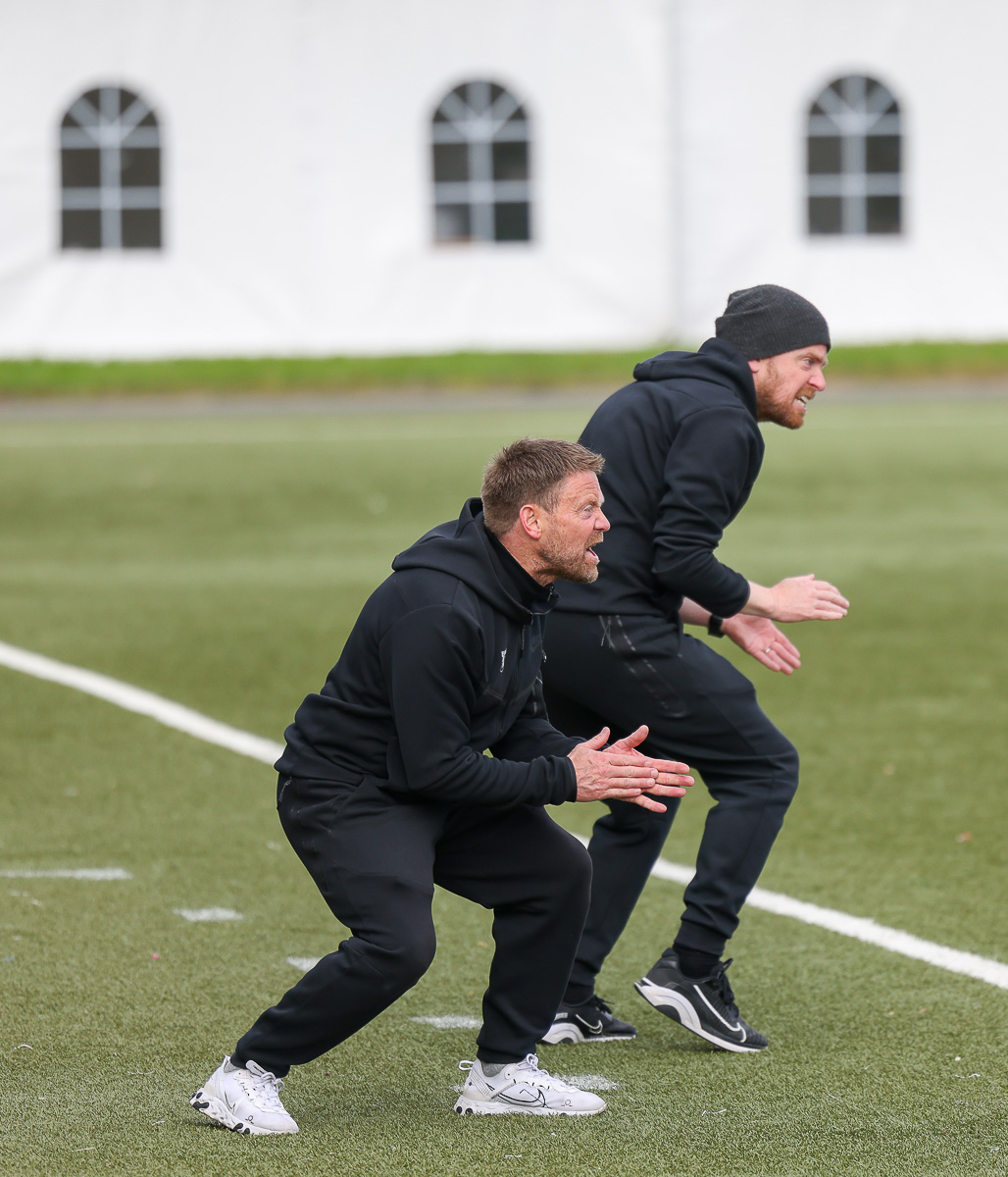 Bræðurnir Hlynur Svan og Guðni Eiríkssynir stýra kvennaliði FH gegn Þrótti á dögunum. Þeir eru í raun eins og tvíburar því þeir eru alltaf í takt í sínum aðgerðum. #fotboltinet