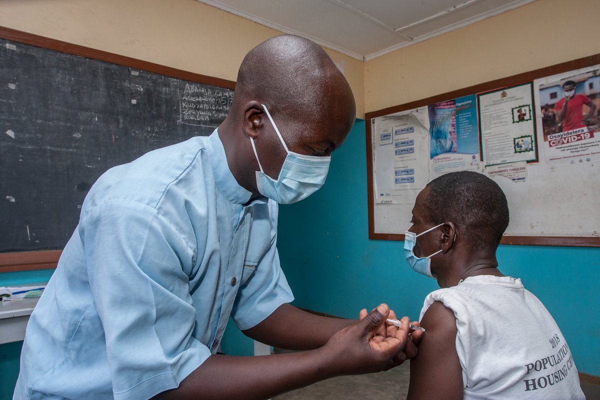 UNICEFMalawi's tweet photo. Around 365 people are currently admitted to Emergency Treatment Units due to #COVID-19. To reduce these numbers, we must take prevention measures seriously.
#Maskup
#ObservePhysicalDistance
#WashHandswithSoap
#Sanitize
#StaySafe #COVID19Malawi https://t.co/GAPVXuPGo8