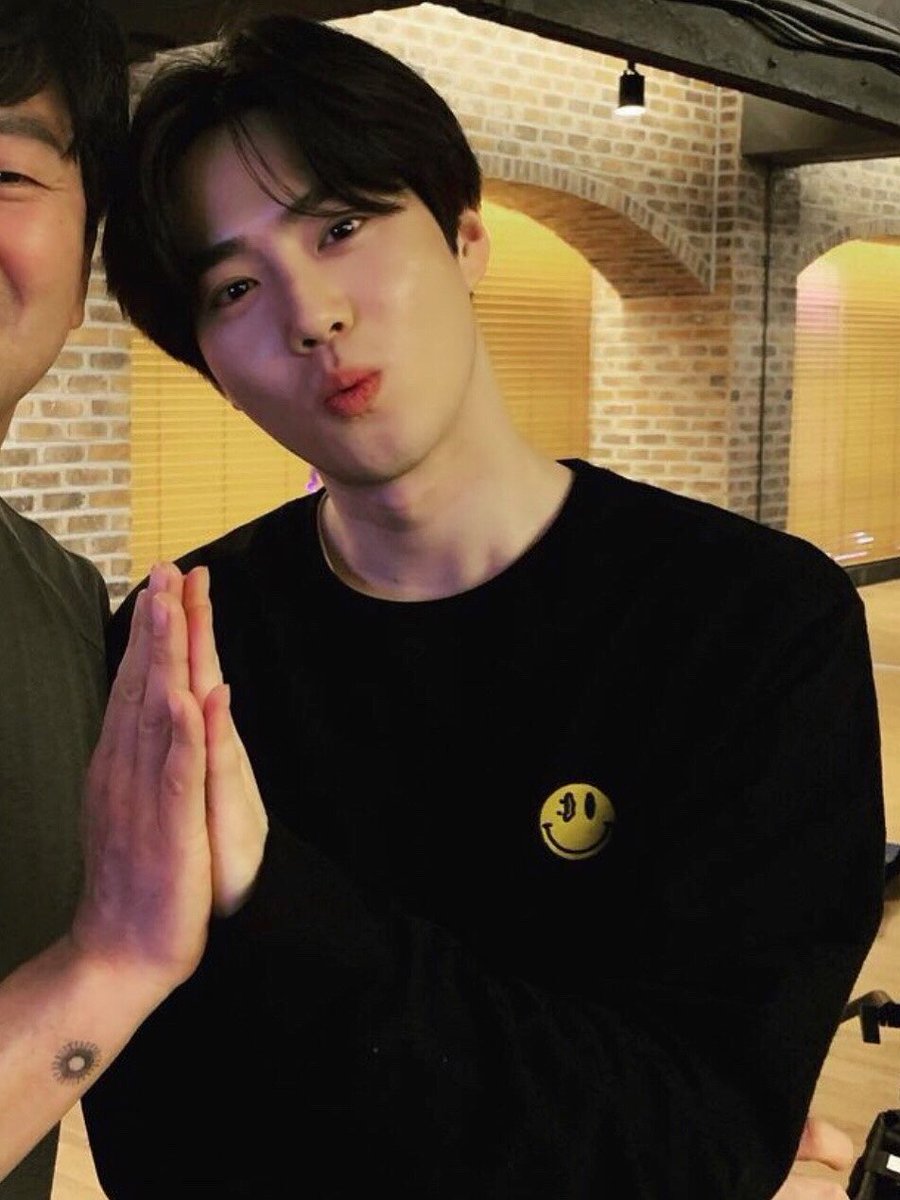 dailykjm's tweet photo. kim junmyeon is so pretty https://t.co/B5Iup49RJC