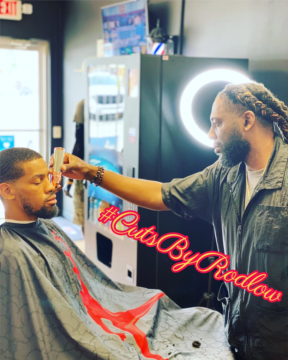 RodneyWhitlow's tweet image. When You Have To Reposition Yourself, Put God First &amp;amp; See What Happens! ♥️🙏🏾💈🤞🏾 #CutsByRodlow #RodlowDaBarber #ToledoBarber #OhioBarber #TeamImpeccable 👈🏾 #ImpeccableBarbersAndStylist ⭐️⭐️⭐️⭐️⭐️ With My Guy Q @hodges94