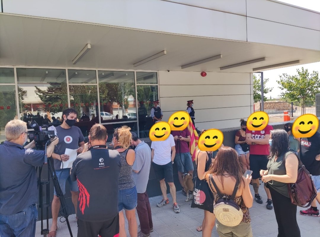 CarlesHeredia's tweet photo. He sortit en llibertat amb càrrecs i a l'espera de judici.

Aquesta tarda @altcampnotepor ha organitzat una concentració a les 20h a la plaça del Blat de Valls. Espero que sigui un clam, no pel meu cas, sinó per tots i cadascú dels més de 3.000 repressaliats.

No ens aturaran! https://t.co/qakF93gnad