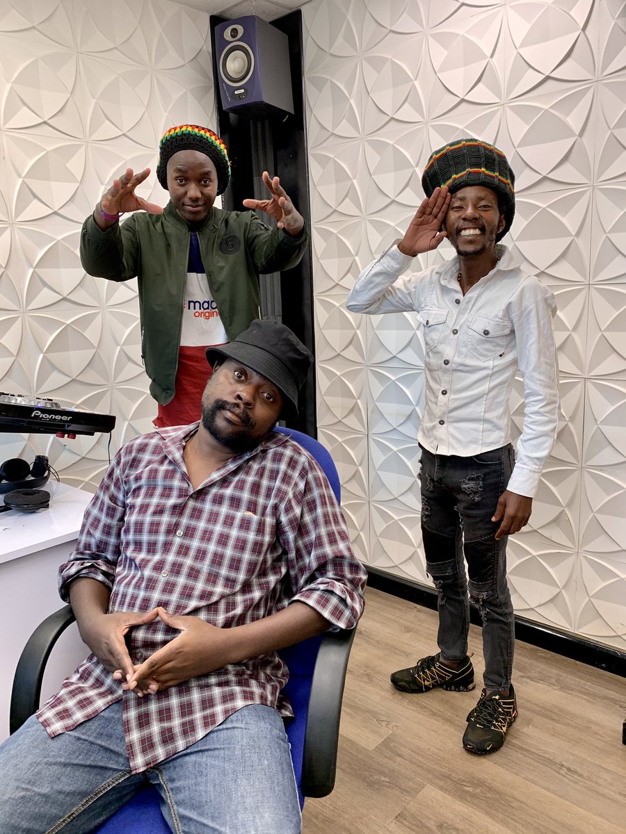 RadioJamboKenya's tweet photo. Tunapuruka kwenye temple ya warasta first hour. Unatuget get isiyo design mpaka saa moja. Ingieni ndani tuwapeleke na rieng mpaka githa. @Mbusii @Liondeh @_naomnyaboke @papa_rais @djnarty3 #ZilizovumaThursday #MbusiiNaLionTekeTeke #OngeaUsikike https://t.co/G5YTaG71AR