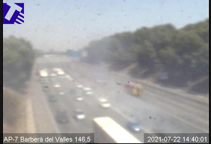 transit's tweet photo. 🔴🔥 Cua de més de 3 km a l'AP-7 a Barberà del Vallès en els dos sentits per l'incendi de vegetació a la mitjana, aturades que també afecten la B-30

#SCT #incendi https://t.co/K523qs4nBZ