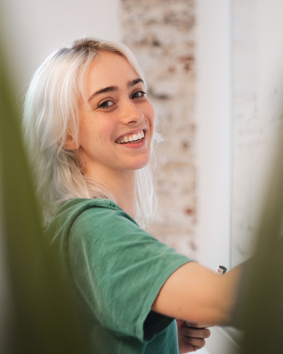 esign's tweet photo. Vorige maand startte Annelies, Esign's nieuwste designer. 

Hiervoor marketing officer bij Liantis &amp; nu bij ons. Met een pak skills in design &amp; marketing heeft Annelies heel wat in haar mars. Het design team is alvast content. 👏 

#webdesign #weareesign https://t.co/xdSNMYxzAa