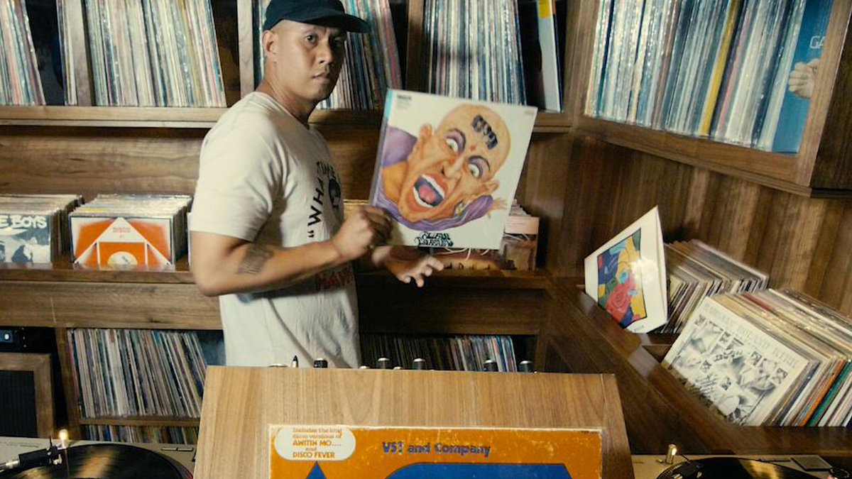 Direct from Stones Throw's audiophile HQ in LA:

Vex Ruffin plays hip-hop, jazz, soul, new wave, and rock records from Gold Line Bar's 10,000+ collection – on VF Live youtube.com/watch?v=JB2kco…