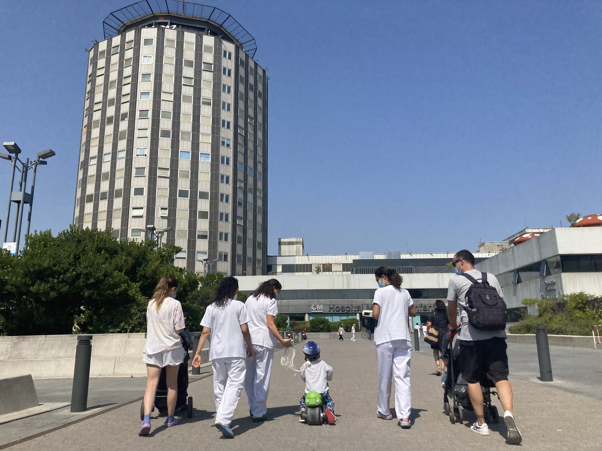 Paseando fuera de la UCIP. ¡Luz natural y un poco de rehabilitación precoz sobre ruedas! 

#PedsICU #ICURehab #PICSp 

*Foto compartida con consentimiento