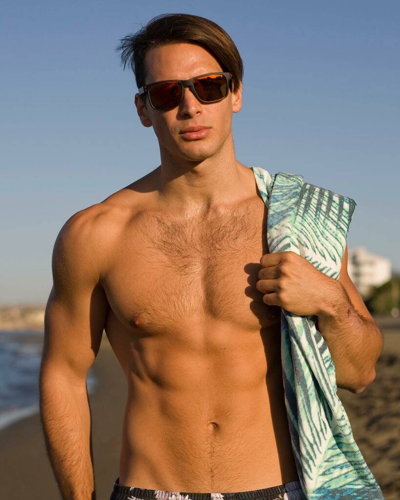 Lo último en materiales, más ligeros, flexibles y resistentes en #gafasdesol ✨ Distintos modelos y colores de los que no podrás escapar
.
🔶 Envío y devolución GRATIS 
🔶 Con tu compra online un segundo par de gafas de regalo 🎁 ~ Especialistas en gafas de sol~ más de 25 año…