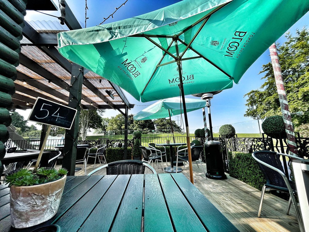 GuysEatingEst's tweet image. We are cool, covered &amp;amp; chilled 🧊😃☀️ Open ALLDAY EVERYDAY #alfresco #chefvincenzo #friendsandfamily