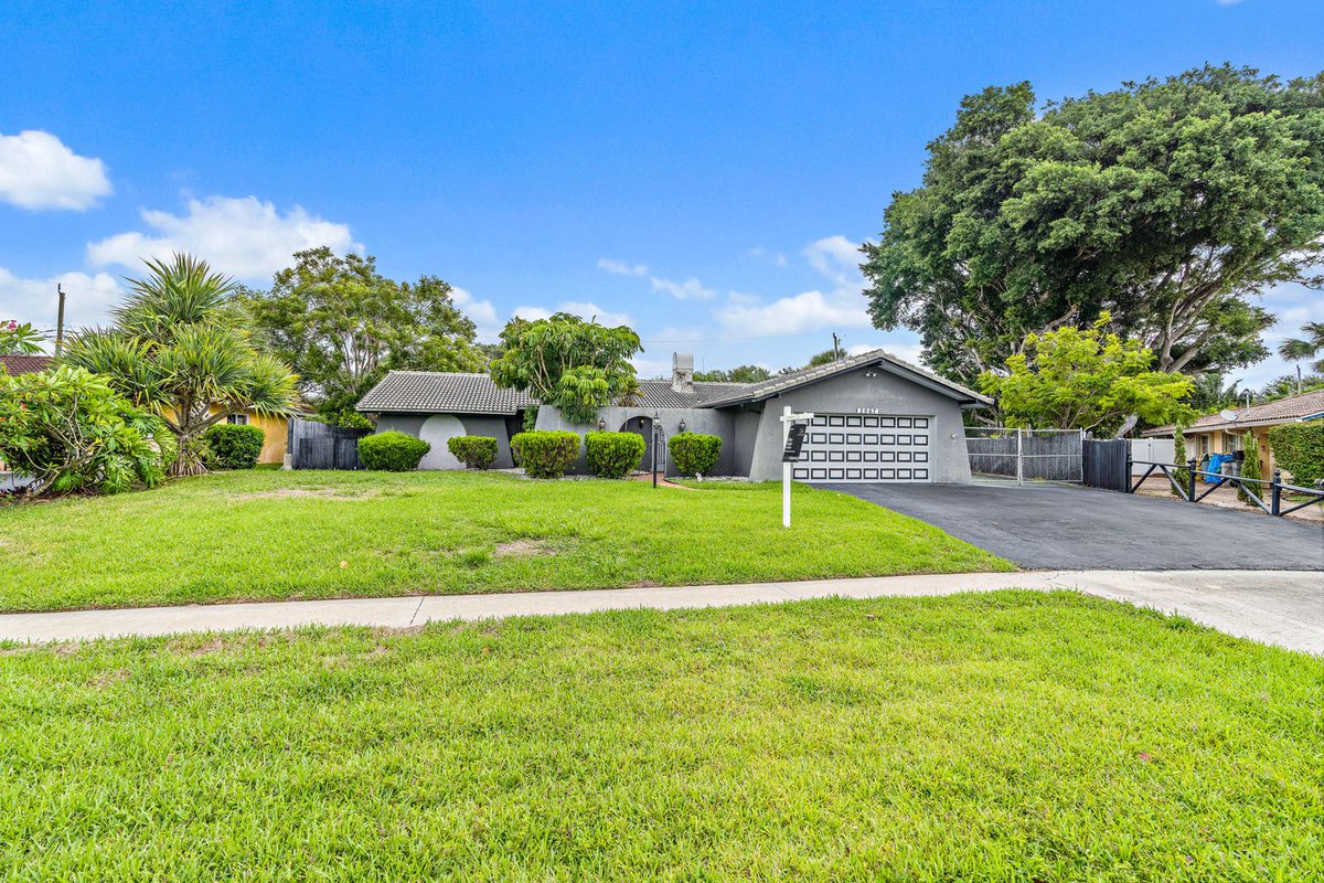TheSnyderGroup's tweet photo. Opportunity is knocking! You don’t want to miss this amazing opportunity to build new or renovate on this oversized Juno Isles lot. This home has a massive side yard with room for expansion, RV storage or boat parking and in desirable Juno Isles. 
To learn more call 561-951-9301 https://t.co/rX8aO5Trx7