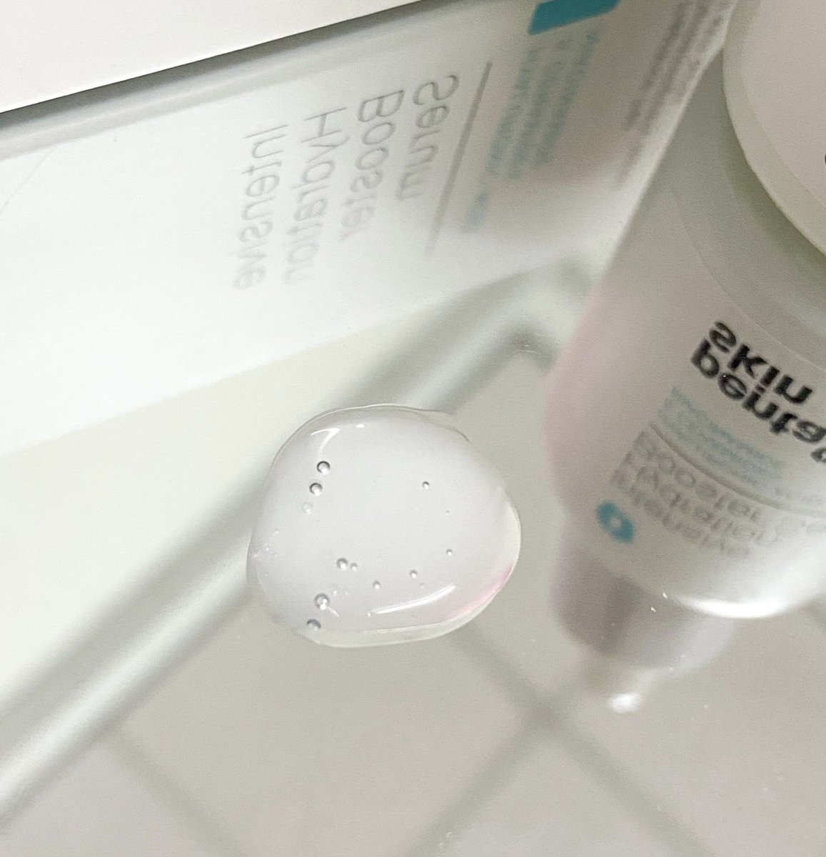 evevereview's tweet image. ทุกคนบูสเตอร์เซรั่มตัวนี้คือน่าลองมากคือเค้าจะช่วยเพิ่มความชุ่มชื้นให้ผิวดูสุขภาพดี ตัวนี้เค้าใช้ไฮยาโมเลกุลเล็กที่จะช่วยกักเก็บน้ำใต้ผิวได้มากถึง 1,000 เท่าเลยนอกจากนั้นยังปรับผิวให้ดูกระจ่างใสขึ้นด้วย ส่วนผสมหลักๆนี่ import มาจากยุโรปเลยนะ ราคาโปร 790.- #pentaskinreview