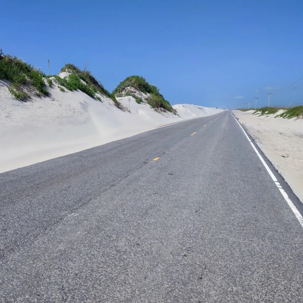 RoamingDaWorld's tweet image. This coastal route is one we’ve long yearned to explore. It takes 138 road miles, plus two vehicle ferries to complete this journey across interconnected islands. 

📍 Roaming around #OuterBanks National Scenic Byway!

🛣️ After visiting family in Virg… instagr.am/p/CRo4AIcrswQ/