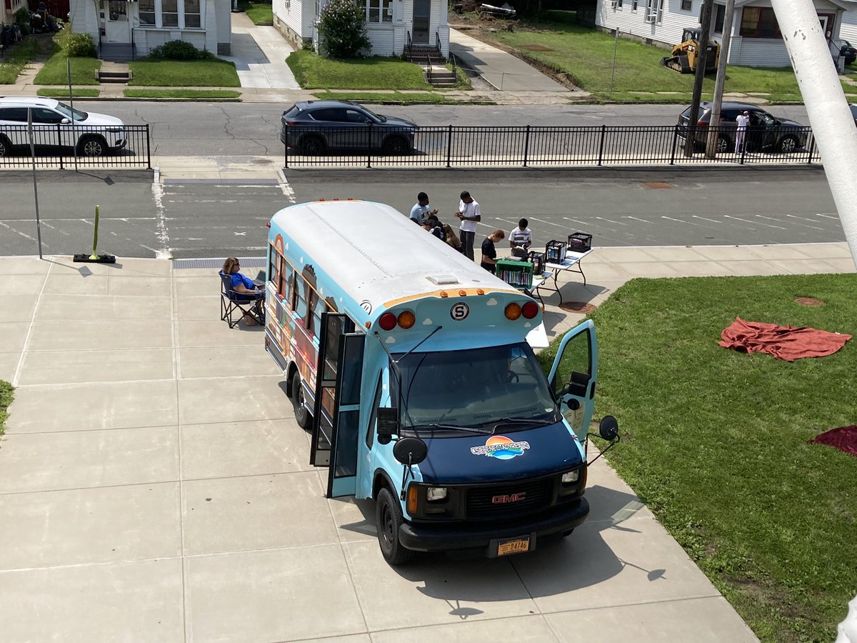 SCSchools's tweet image. Look what pulled up to @MontPleasantMS today 😎#schenectadyreads #schenectadyvibes