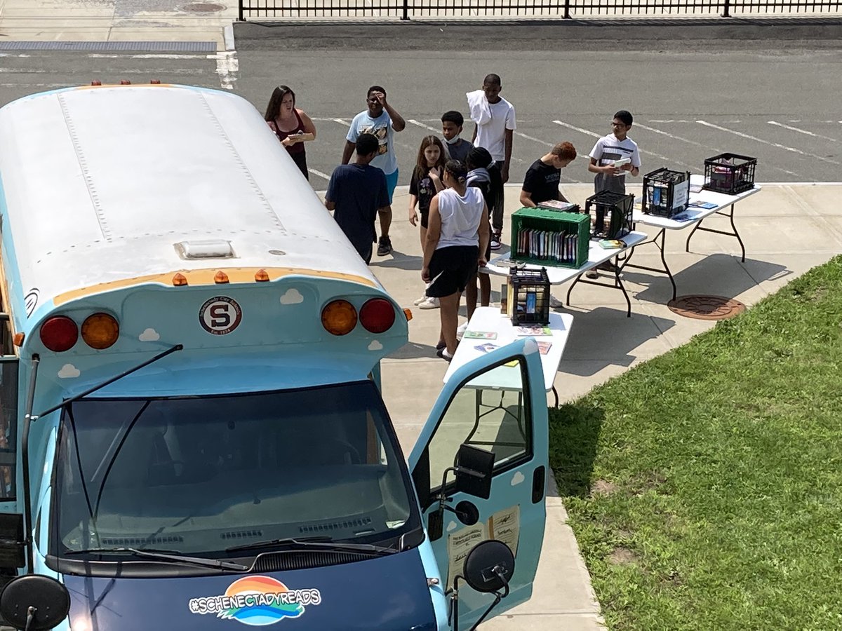 SCSchools's tweet image. Look what pulled up to @MontPleasantMS today 😎#schenectadyreads #schenectadyvibes