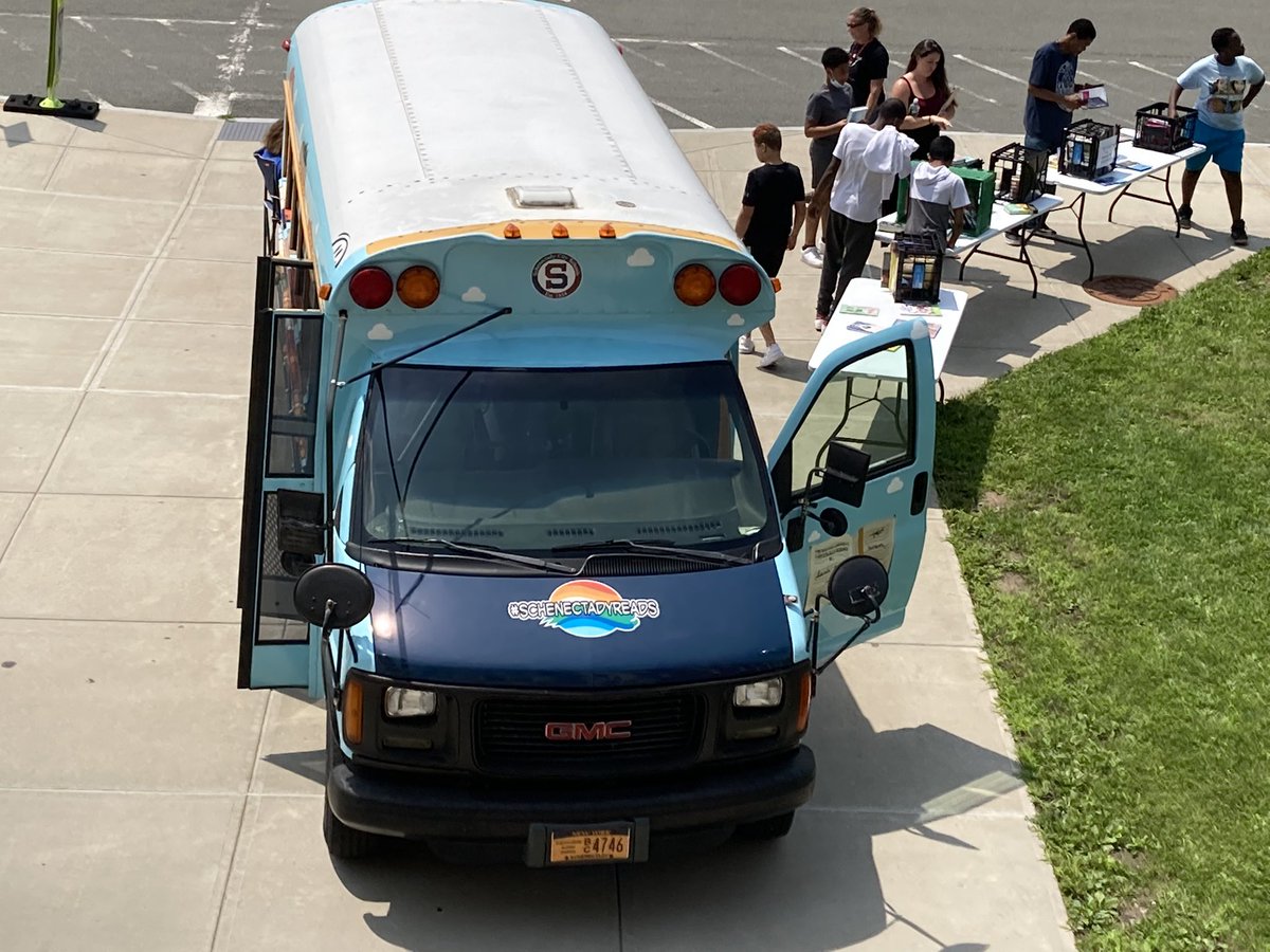 SCSchools's tweet image. Look what pulled up to @MontPleasantMS today 😎#schenectadyreads #schenectadyvibes