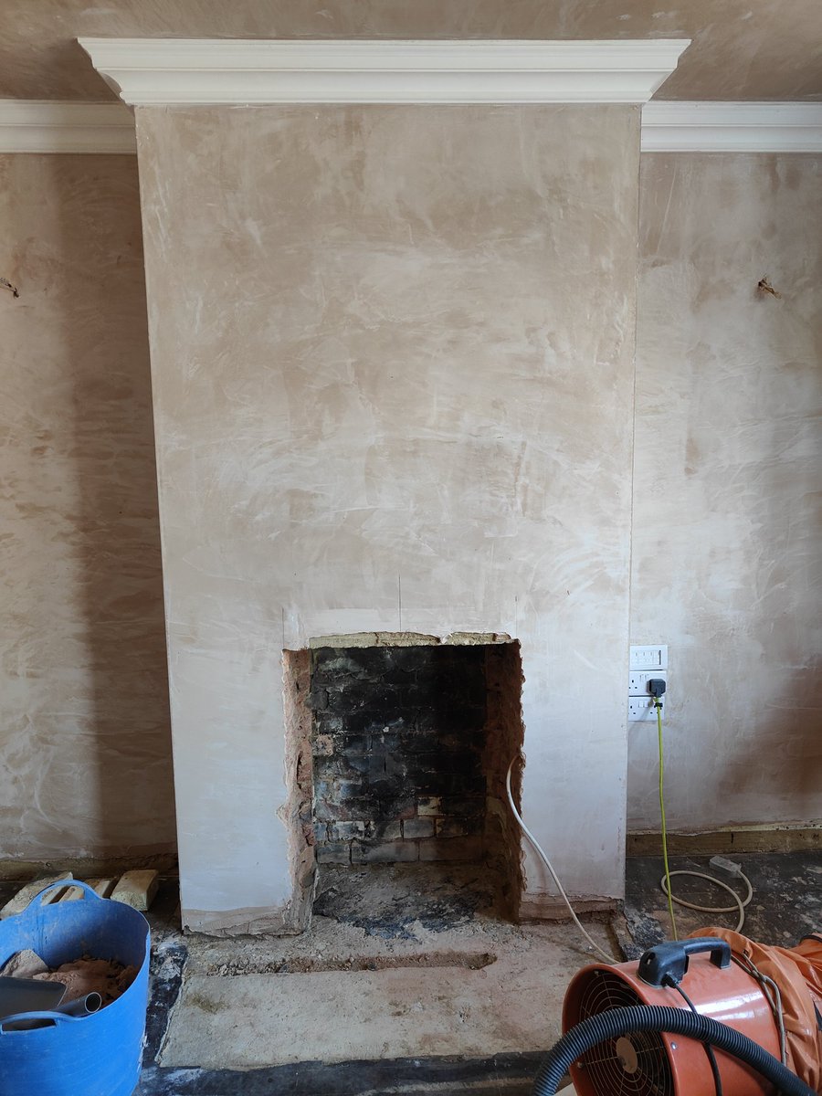 bdinstallations's tweet photo. 🔥Latest Install🔥
🔥 @DFireplaces 48" Rowton marble fireplace with black granite hearth &amp; slip set
🔥 Stovax &amp; Gazco FR eReflex 55R
#BDI #makeyourhomeahome #interiordesign #transformation #sleek #modern #fireplaces #gazco #stovax #electric #fire #shenfield #essex https://t.co/Ytr1Yujges