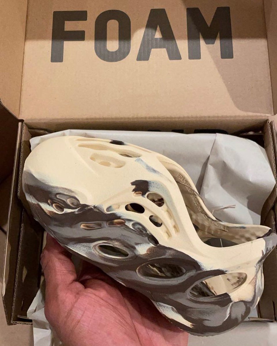JustFreshKicks's tweet image. In Hand Look at the adidas Yeezy Foam Runner "MX Cream Clay” bit.ly/3BrCuTA