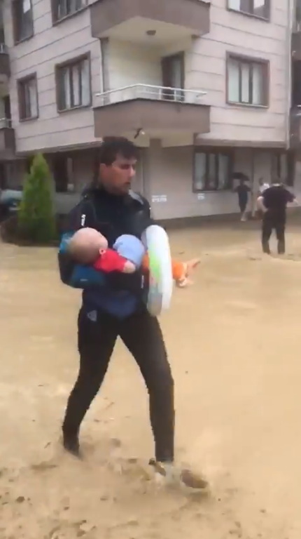 TheErimtanAngle's tweet photo. Floods in the #NewTurkey's #Artvin: That #ChineseHoax keeps on catching people unawares. https://t.co/GQ5iObDPzR
