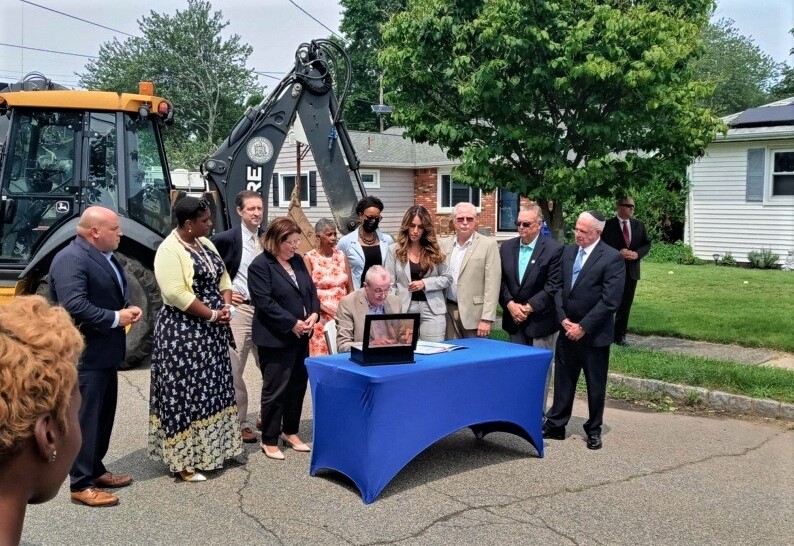 We need to remove lead from the drinking water and homes of NJ families. The bills signed into law today are going to make a big difference by helping accomplish that goal in countless communities. Thank you to my fellow sponsors &amp; <a href="/GovMurphy/">Governor Phil Murphy</a> for making this legislation possible.