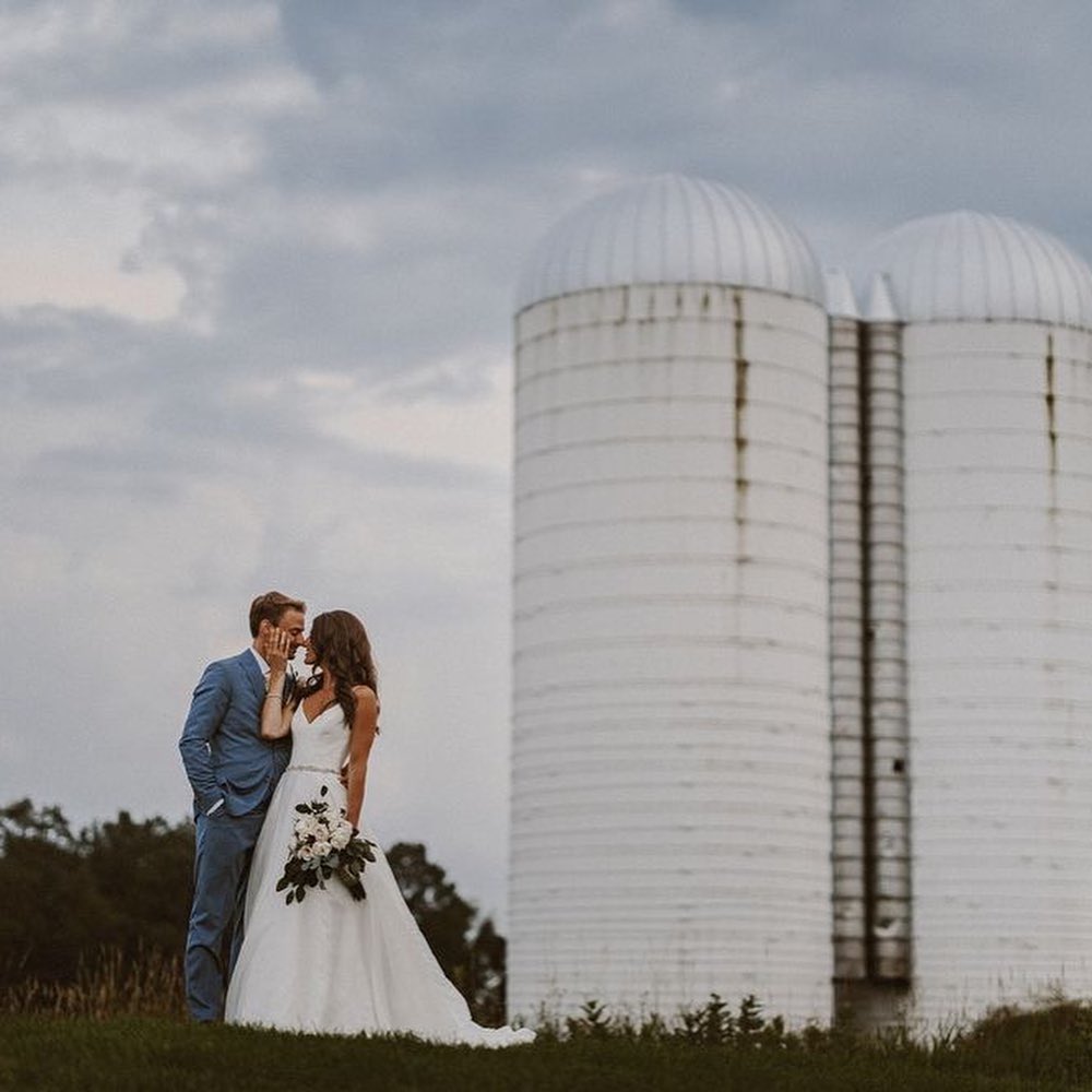 unionvalegolf's tweet photo. Congratulations to Krystina and Nick! Thank you for sharing your amazing photos and for choosing The Links to host your special day. We wish you a lifetime of happiness and hope you’ll come back to visit! 
@jaycassario
 @twistedoaksstudio 
#hudsonvalleyweddings #linksweddings https://t.co/vx3xZGufHv