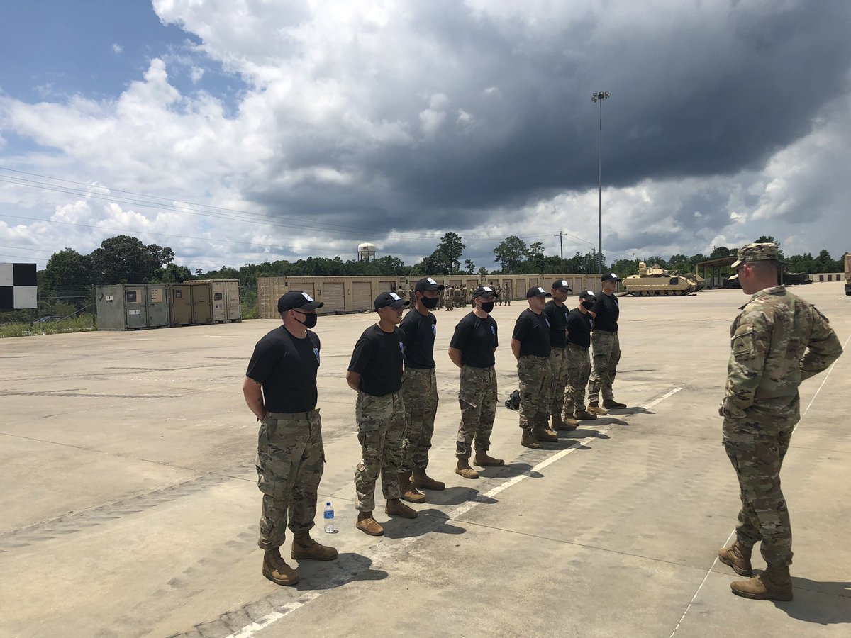 PeteGlassArmy's tweet photo. Always good to have @ChiefofArmor visit to hear his perspective and gain his insights. He took the time to recognize the efforts of the Bradley Transition Course instructors for their efforts with the 1st pilot course. #Generatelethality @FortBenning @SchoolInfantry https://t.co/yMvwbMqVx6