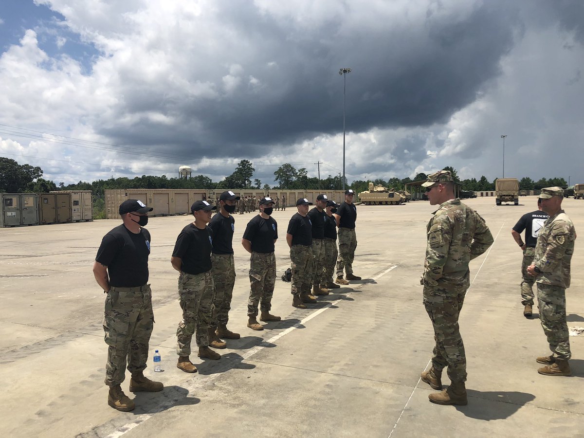 PeteGlassArmy's tweet photo. Always good to have @ChiefofArmor visit to hear his perspective and gain his insights. He took the time to recognize the efforts of the Bradley Transition Course instructors for their efforts with the 1st pilot course. #Generatelethality @FortBenning @SchoolInfantry https://t.co/yMvwbMqVx6