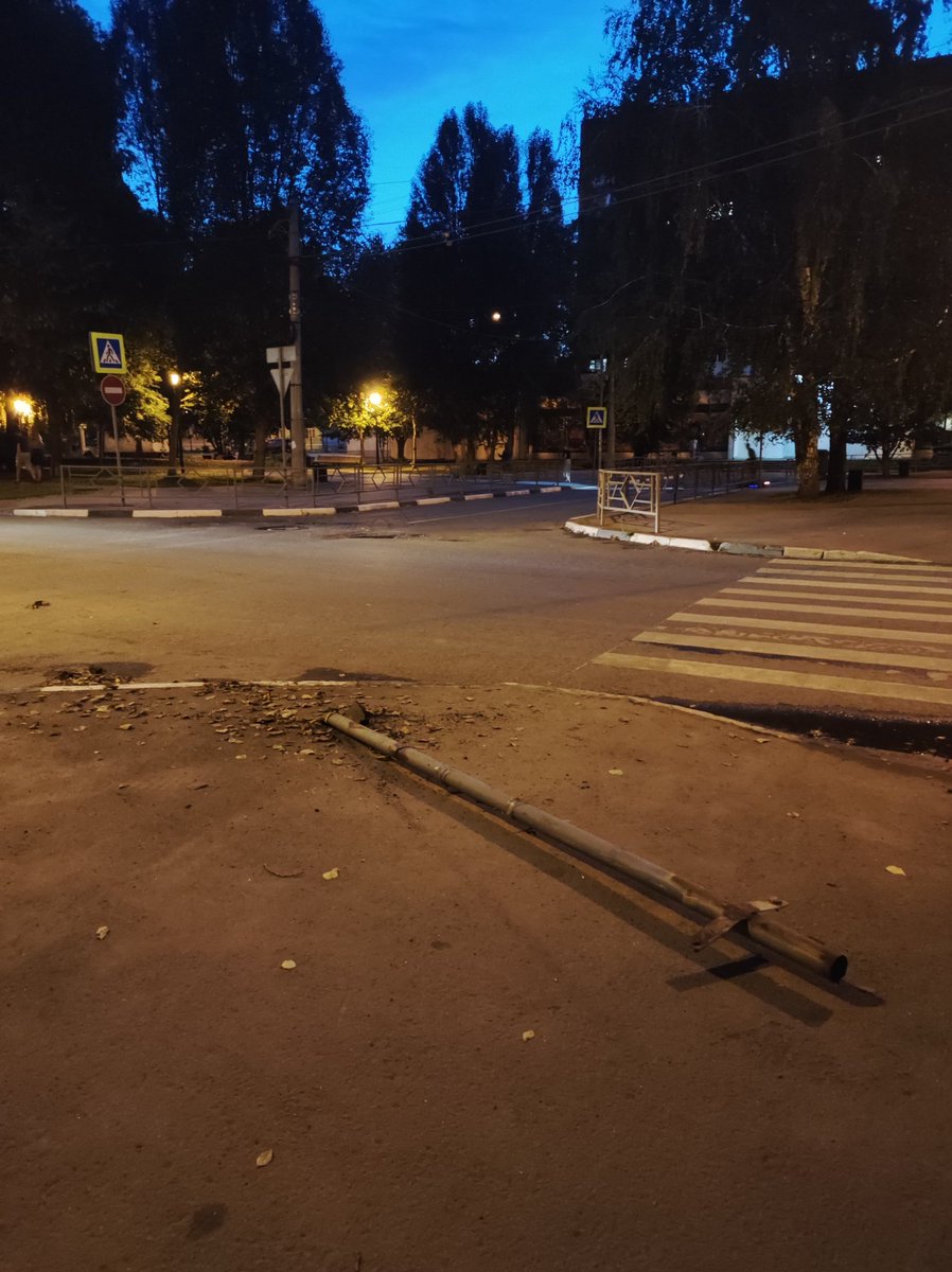 На ЮП/Юбилейная лежит опора от знака, вероятно была авария на перекрестке, 2й день точно отдыхает он там. @DORSIGNAL убираете или восстановить его?