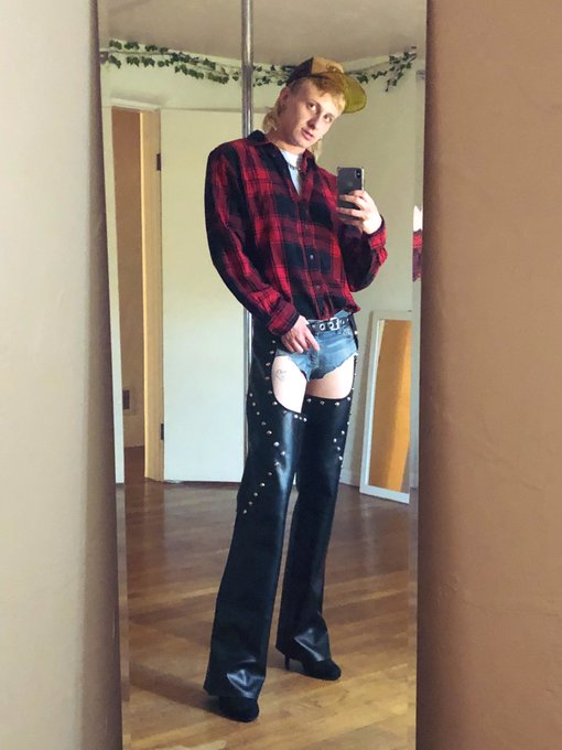 2 pic. yeehaw ? https://t.co/PF3uneRX9S