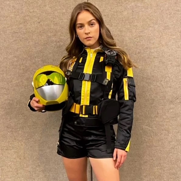 beast_morphers's tweet photo. Attention info or intox, having read a comment on Instagram of Jackie Scislowski @Jscislowski , it could be that there would be a season 3 #BeastMorphers with the costumes version GO-BUSTER. There is never smoking without fire, good or bad news for you? For me it is excellent #RT https://t.co/m54jSLnHe6