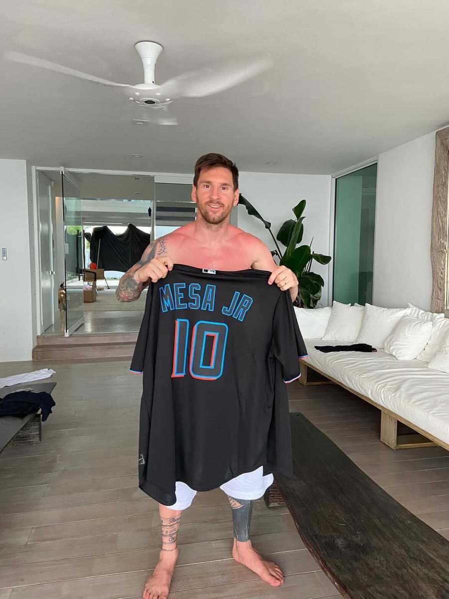 MessiPerfect's tweet photo. Messi with one of his fan's t-shirt
#Messi https://t.co/IAGqNtgR0V