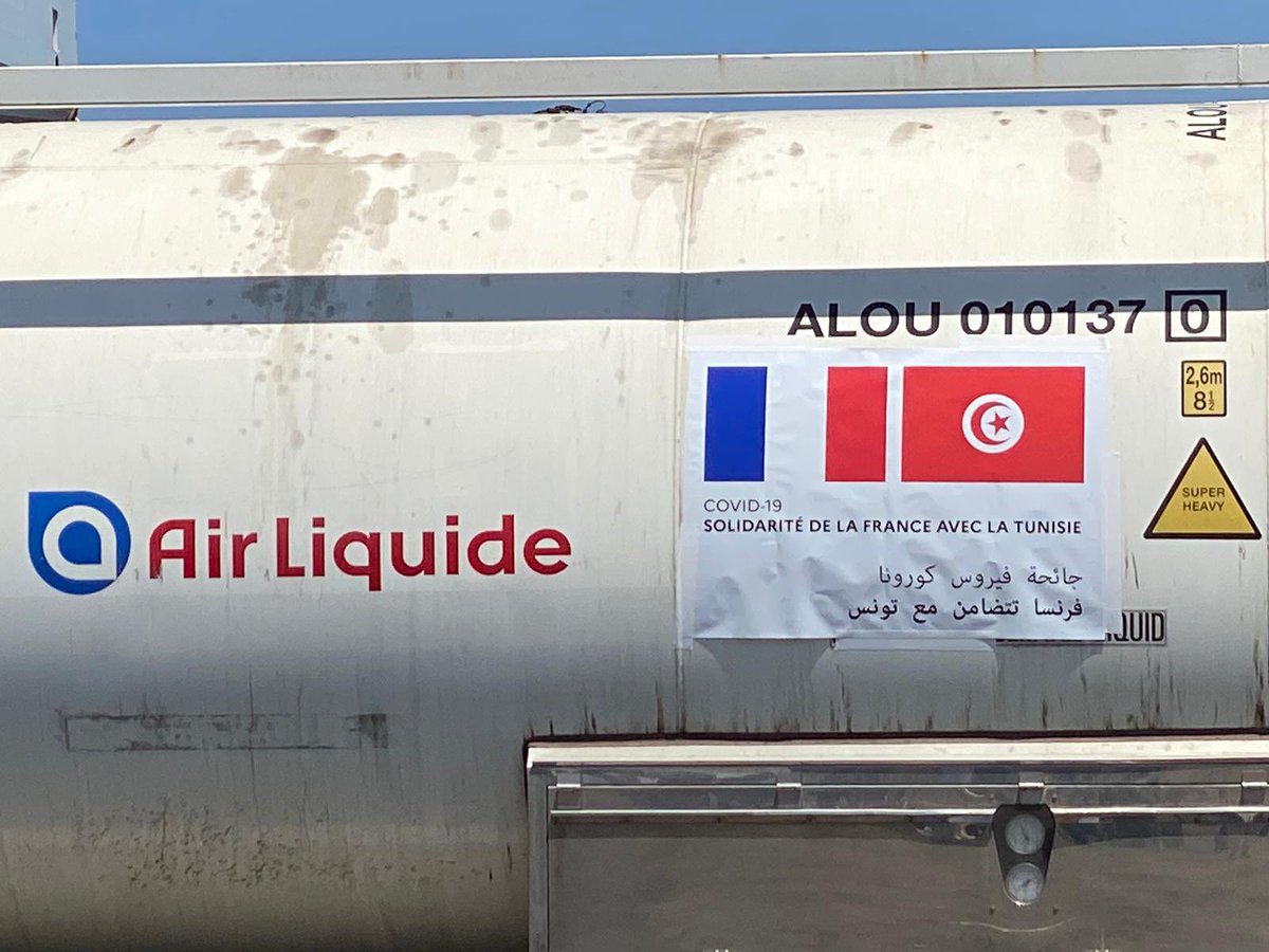 #Tunisie | Le pont aérien et maritime d’oxygène voulu par le Président <a href="/EmmanuelMacron/">Emmanuel Macron</a> en solidarité avec la 🇹🇳 se poursuit. Grâce à la <a href="/MarineNationale/">Marine nationale</a> 3 conteneurs d’oxygène d’<a href="/airliquidegroup/">Air Liquide Group</a> sont arrivés aujourd’hui afin de répondre aux besoins des hôpitaux tunisiens.